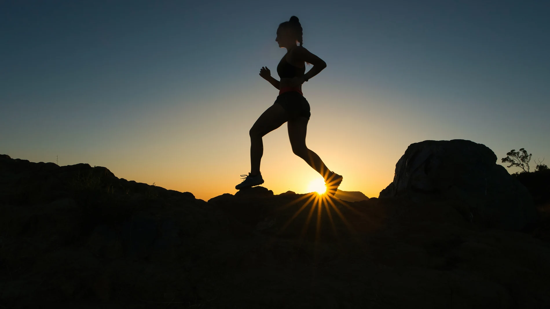 En la imagen, una mujer practicando running.