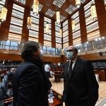 El portavoz del PSOE en la Asamblea de Madrid, Ángel Gabilondo, conversa con su jefe de Comunicación a su llegada a la sesión del pleno de la Asamblea