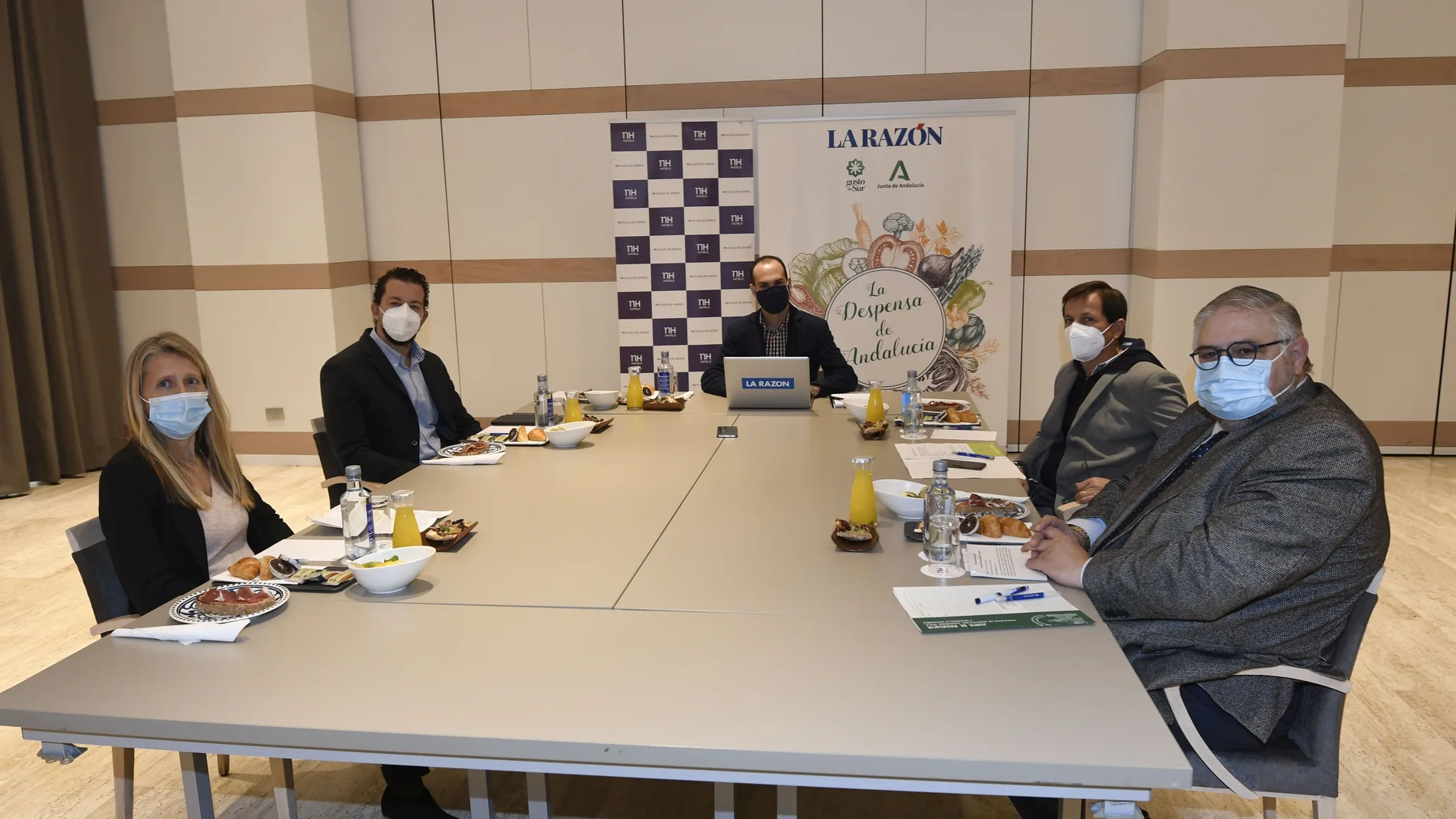 A la izquierda, Nathalie Chavrier, responsable técnica del sector agroalimentario de CTA, y Pablo Millán, director del departamento de Ingeniería de la Universidad Loyola. A la derecha, Manuel Alías, secretario general de Fondos Europeos al Desarrollo Sostenible de la Consejería de Agricultura, y Antonio Arriaza, director general de Agrotecma