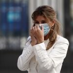 La ministra de Trabajo, Yolanda Díaz, habla por teléfono en los alrededores del Congreso.