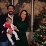 La presidenta de Ciudadanos, Inés Arrimadas, junto a su marido Xavi y su hijo Alex, felicitan las fiestas navideñas