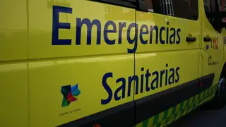 Ambulancia de Sacyl que se ha trasladado al lugar del suceso Ambulancia de Sacyl que se ha trasladado al lugar del suceso