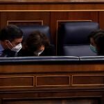 El presidente del Gobierno, Pedro Sánchez, conversa con su vicepresidenta primera Carmen Calvo (c) y con la ministra de Defensa, Margarita Robles