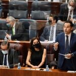 El vicepresidente de la Comunidad de Madrid, Ignacio Aguado, interviene en la sesión del pleno de la Asamblea este jueves. EFE/Víctor Lerena
