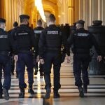 Agentes vigilan la corte de París donde concluyó ayer el juicio por el intento de atentado de un tren Thalys en 2015