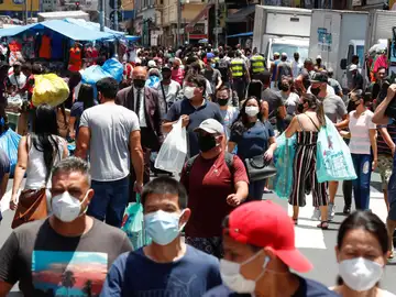 AME5799. SAO PAULO (BRASIL), 18/12/2020.- Decenas de personas caminan en una concurrida vía comercial hoy, en el centro de Sao Paulo (Brasil). El Gobierno brasileño exigirá a partir del 30 de diciembre próximo que los ciudadanos nacionales y extranjeros que desembarquen en cualquier aeropuerto del país procedentes del exterior presenten un examen demostrando que no están contagiados de covid-19. Brasil registró el jueves 1.092 muertes por covid, con lo que volvió a superar el millar de fallecimientos diarios por primera vez desde el 30 de septiembre (1.031) y acumula 184.827 víctimas de la pandemia. EFE/ Sebastiao Moreira AME5799. SAO PAULO (BRASIL), 18/12/2020.- Decenas de personas caminan en una concurrida vía comercial hoy, en el centro de Sao Paulo (Brasil). El Gobierno brasileño exigirá a partir del 30 de diciembre próximo que los ciudadanos nacionales y extranjeros que desembarquen en cualquier aeropuerto del país procedentes del exterior presenten un examen demostrando que no están contagiados de covid-19. Brasil registró el jueves 1.092 muertes por covid, con lo que volvió a superar el millar de fallecimientos diarios por primera vez desde el 30 de septiembre (1.031) y acumula 184.827 víctimas de la pandemia. EFE/ Sebastiao Moreira