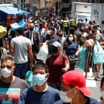 AME5799. SAO PAULO (BRASIL), 18/12/2020.- Decenas de personas caminan en una concurrida vía comercial hoy, en el centro de Sao Paulo (Brasil). El Gobierno brasileño exigirá a partir del 30 de diciembre próximo que los ciudadanos nacionales y extranjeros que desembarquen en cualquier aeropuerto del país procedentes del exterior presenten un examen demostrando que no están contagiados de covid-19. Brasil registró el jueves 1.092 muertes por covid, con lo que volvió a superar el millar de fallecimientos diarios por primera vez desde el 30 de septiembre (1.031) y acumula 184.827 víctimas de la pandemia. EFE/ Sebastiao Moreira