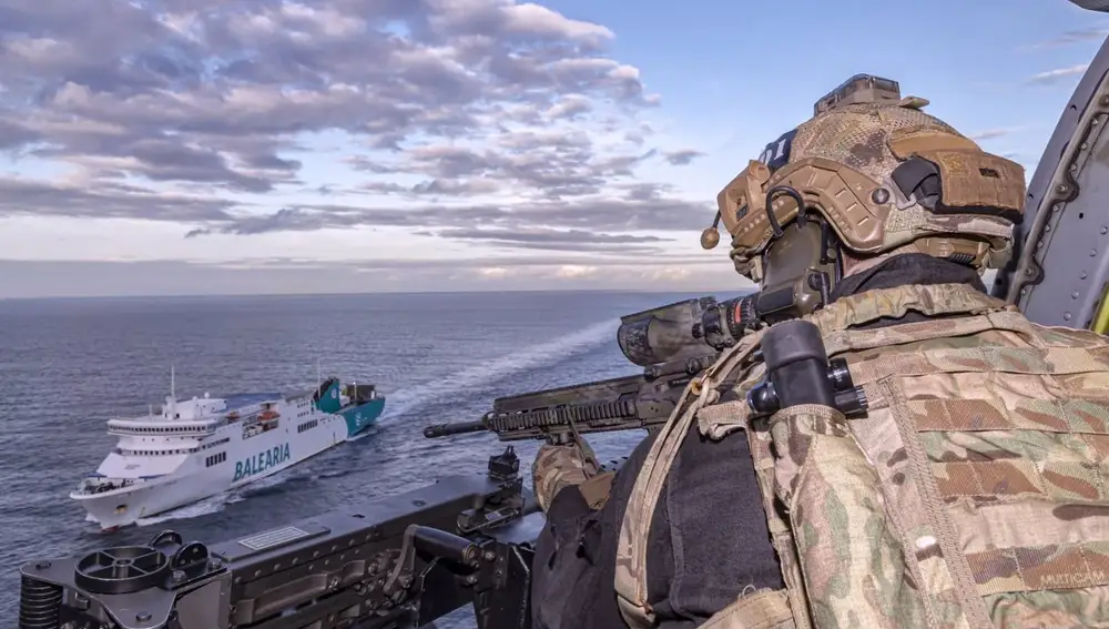 La Fuerza de Guerra Naval Especial (FGNE), con acuartelamiento en la estación de La Algameca (Cartagena), ha realizado un ejercicio de asalto y rescate de rehenes con la colaboración de un buque de la naviera Balèaria