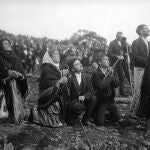 Fieles rezando a la Virgen de Fátima en octubre de 1917.