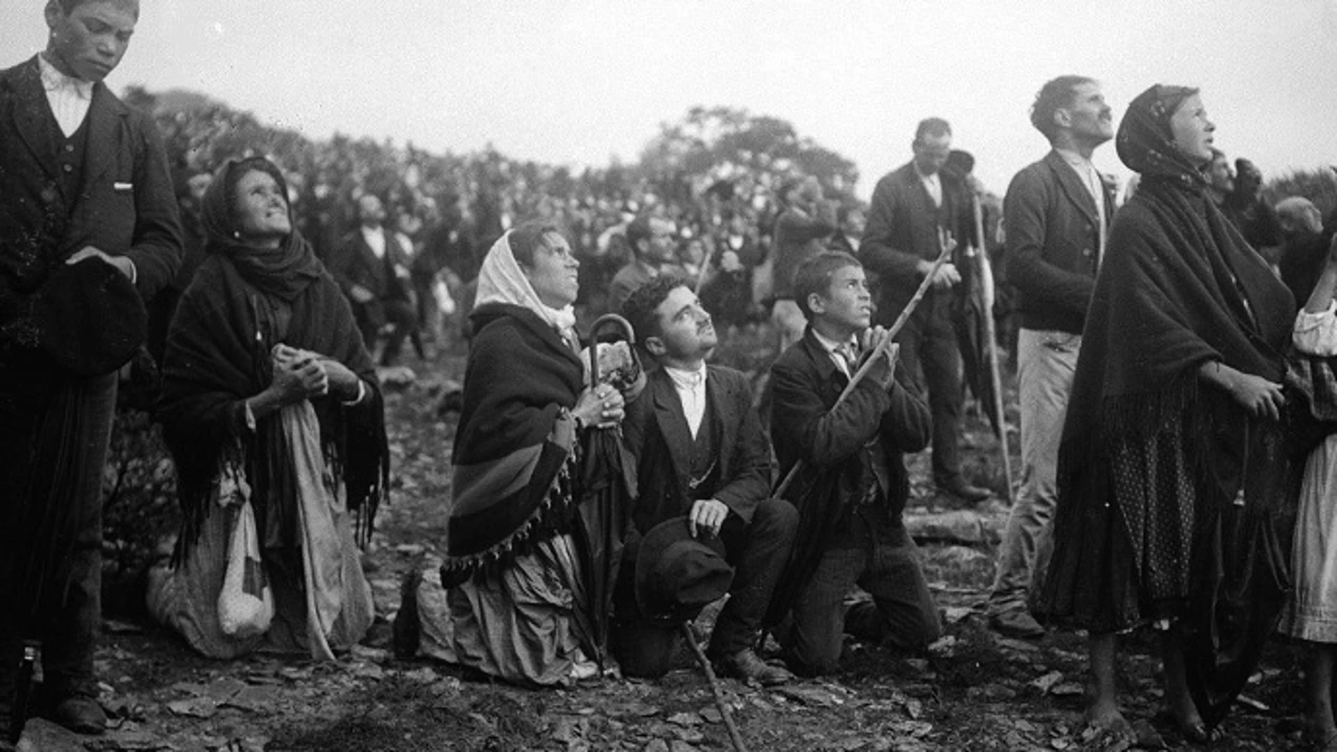 Fieles rezando a la Virgen de Fátima en octubre de 1917.