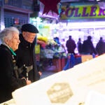 Una pareja de ancianos en un mercado de Madrid