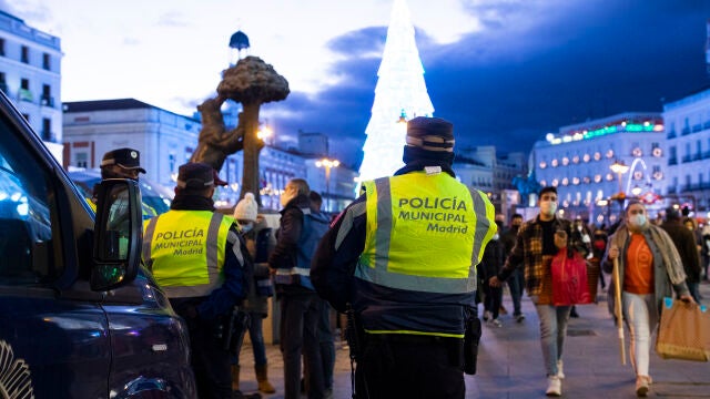 Centro de Madrid vigilado por la policía municipal.