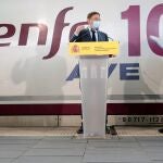 El presidente de la Generalitat, Ximo Puig (i) y el ministro de Transporte, Jose Luis Ábalos intervienen en el acto conmemorativo del décimo aniversario de la Alta Velocidad en València