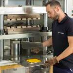 Un técnico de Aimplas trabajando en el proyecto URBANREC