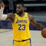 LeBron James, en un partido de pretemporada ante los Suns de Phoenix
