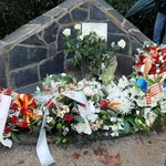 Imagen del monolito en recuerdo a las víctimas del atentado de Sabadell