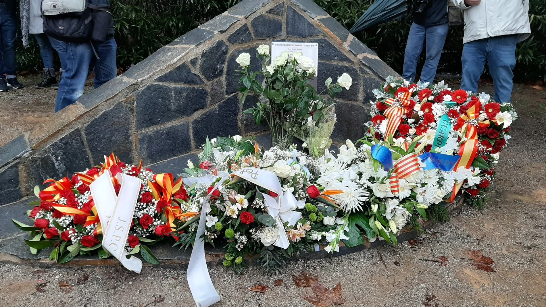 Imagen del monolito en recuerdo a las víctimas del atentado de Sabadell