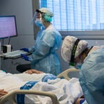 Personal sanitario atendiendo a un paciente ingresado en la Unidad de Cuidados Intensivos (UCI) para enfermos de coronavirus del Hospital Universitario Dr. Josep Trueta de Girona, Cataluña