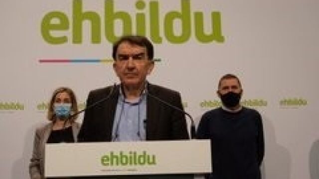El abogado Íñigo Iruín, en la imagen junto a encausados del "caso Bateragune", pedirá al TC que frene el nuevo juicio hasta al menos resolver el recurso