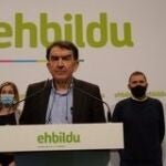 El abogado Íñigo Iruín, en la imagen junto a encausados del "caso Bateragune", pedirá al TC que frene el nuevo juicio hasta al menos resolver el recurso
