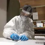 Una trabajadora realiza un test rápido de Covid en Bolonia, Italia