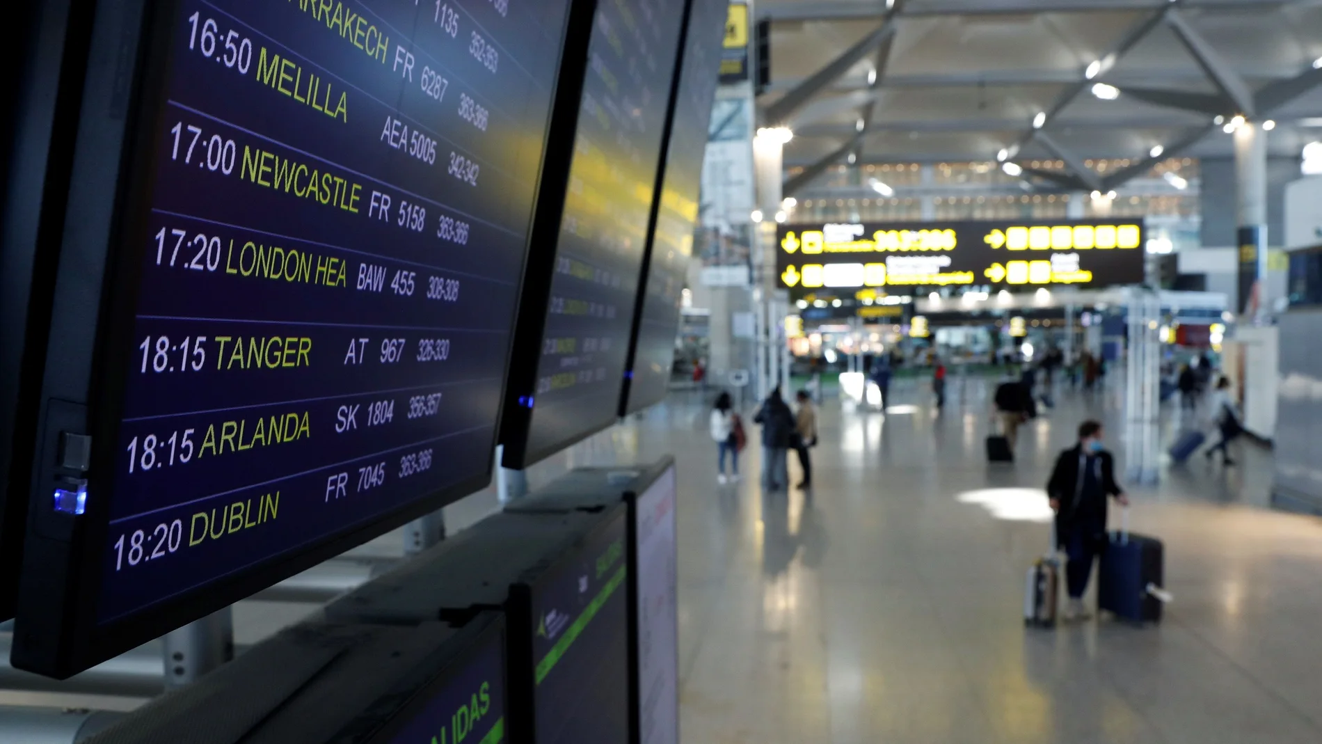 Vista de un panel de información sobre las salidas y llegadas de vuelos al Aeropuerto de Málaga-Costa del Sol
