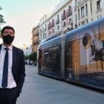 Juan Marín junto al tranvía de Sevilla con publicidad de Jerez