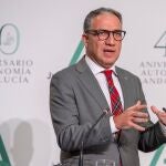 El portavoz del Ejecutivo andaluz, Elías Bendodo, durante la rueda de prensa tras la reunión del Consejo de Gobierno hoy en Sevilla