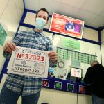 El propietario de la administración número 3 de Ponferrada, David Álvarez, que ha repartido una serie del quinto premio del 37023
