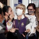 Candelaria Poveda (c) es una de las agraciadas de los más de 30 millones de euros que se han vendido en Pinoso (interior de Alicante con 7.600 habitantes) y ha señalado que los cuatro boletos del 06.095 los adquirió su marido, que está en el paro, y que son para ellos, para sus dos hijos y para su exnuera, como regalo de Navidad