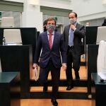 El alcalde de Madrid, José Luis Martínez-Almeida, a su llegada al pleno del ayuntamiento.