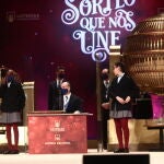 Dos de las niñas de la residencia de San Ildefonso cantan uno de premios de la Lotería de Navidad, durante la celebración del Sorteo Extraordinario de la Lotería de Navidad 2020 en el Teatro Real de Madrid (España), a 22 de diciembre de 2020.22 DICIEMBRE 2020Eduardo Parra / Europa Press22/12/2020