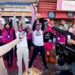 En la imagen, el gerente de la administración número 2 de San Pedro de Pinatar (Murcia) tras vender cinco premios de Navidad