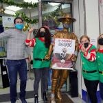 Los trabajadores de la administración número 8 de Albacete celebran uno de los quintos premios del sorteo extraordinario de Navidad que repartieron este martes, con el número 86986