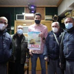 Carlos Lorenzo, propietario del bar Dancar, con algunos de los afortunados