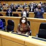 La ministra de Hacienda María Jesús Montero (c) recibe los aplausos de los senadores y ministros presentes hoy, 22 de diciembre de 2020, tras el Pleno del Senado en el que se han aprobado los presupuestos generales del próximo año.