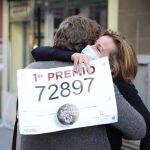 Dos mujeres se abrazan en la administración de lotería situada en la Avenida de Andalucía en la que se ha repartido parte del 72.897 del Gordo' de la Lotería de Navidad. Punta Umbría