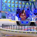 Imagen del momento en el que Jorge Fernández, presentador de 'La Ruleta de la Suerte', riñe a Gonzo por hacer trampas
