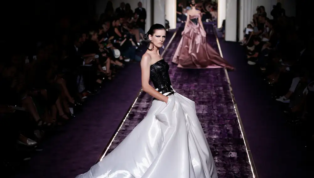 Paris (France).- (FILE) - British model Stella Tennant presents a creation from the Haute Couture Fall-Winter 2014/15 collection by Italian designer Donatella Versace for Versace fashion house during the Paris Fashion Week, in Paris, France, 06 July 2014 (reissued 23 December 2020). According to media reports, Stella Tennant has died aged 50, her family confirmed. (Moda, Francia, Reino Unido) EFE/EPA/IAN LANGSDON *** Local Caption *** 51466975