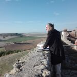 Tomás García Yebra, en el adarve de la muralla de Urueña, la otra gran protagonista de su libro