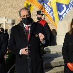 (I-D) El vicepresidente de la Generalitat, Pere Aragonès, el expresidente de la Generalitat, Quim Torra ofrece declaraciones y la consellera de Presidencia y portavoz del Govern, Meritxell Budó durante la ofrenda floral a la tumba del expresidente de la Generalitat, Francesc Macià en el cementerio de Montjuic, en Barcelona (España), a 25 de diciembre de 2020.