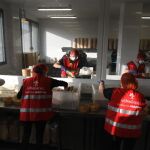Algunos de los voluntarios preparando las cenas navideñas