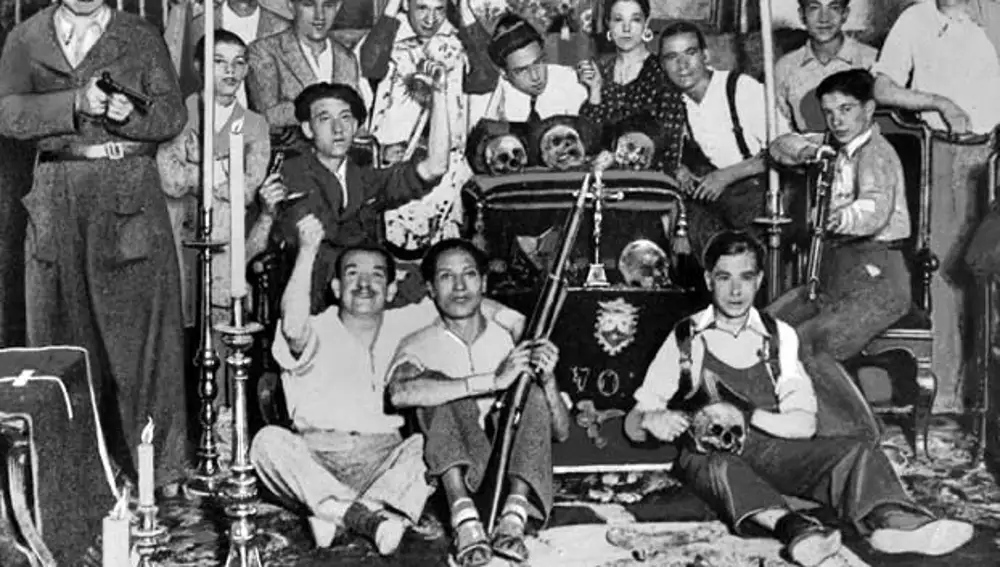 Milicianos se fotografían después del saqueo de una iglesia