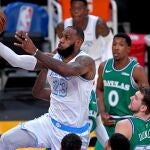 LeBron James se dispone a anotar una bandeja ante la mirada de Luka Doncic