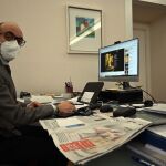 El consejero de Cultura y Turismo, Javier Ortega, muestra "La Dama del Archivo"
