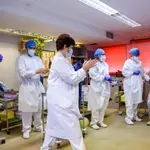 El equipo sanitario aplaude a Nicanor tras ser el primer hombre en vacunarse en la Comunidad de Madrid contra el covid-19.