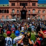 Seguidores de Maradona intentan entrar en la capilla ardiente del "10"