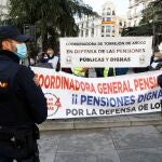 Protesta de la Coordinadora General de Pensionistas de Madrid contra las recomendaciones del Pacto de Toledo, ayer, frente del Congreso de los Diputados en Madrid