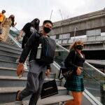 Bangkok (Thailand), 29/12/2020.- People wearing masks walk to an art gallery in Bangkok, Thailand, 29 December 2020. Thailand reported its first COVID-19 related death in almost two months, bringing the total number of fatalities to 61. In order to help contain the spread of the coronavirus disease (COVID-19) pandemic, the government has imposed tighter restrictions on entertainment venus in Bangkok in the lead up to New Year. (Tailandia) EFE/EPA/DIEGO AZUBEL