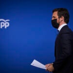 Pablo Casado adelanta su apoyo a una ley que refuerce a la Monarquía.